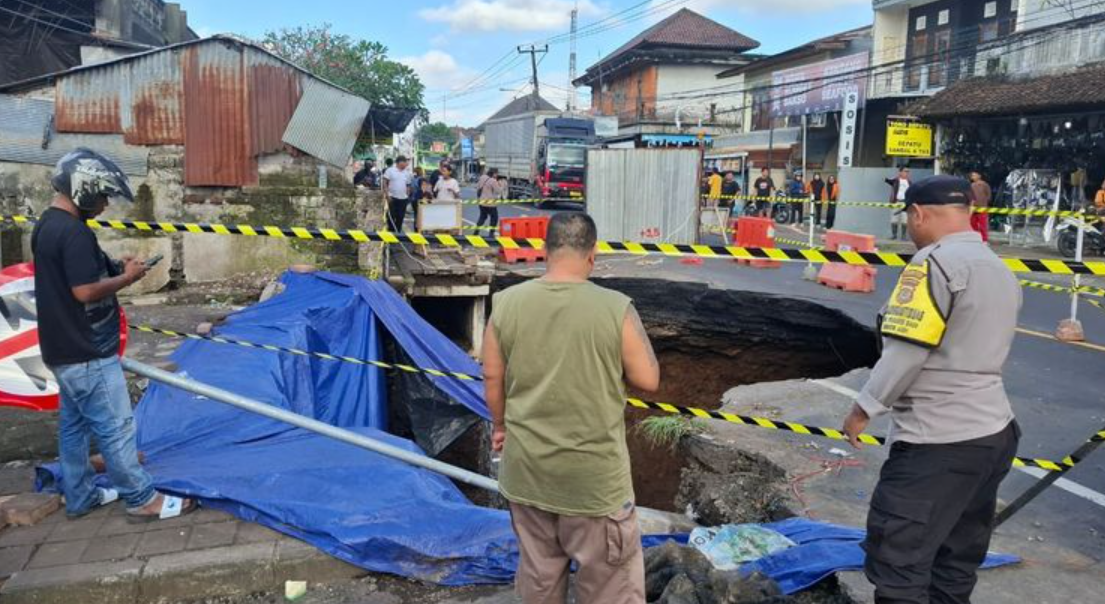 Jalan Utama Denpasar-Gilimanuk Amblas, Perjalanan Lewat Buleleng Ditempuh 4,5 Jam (Dok. Pemprov Bali)