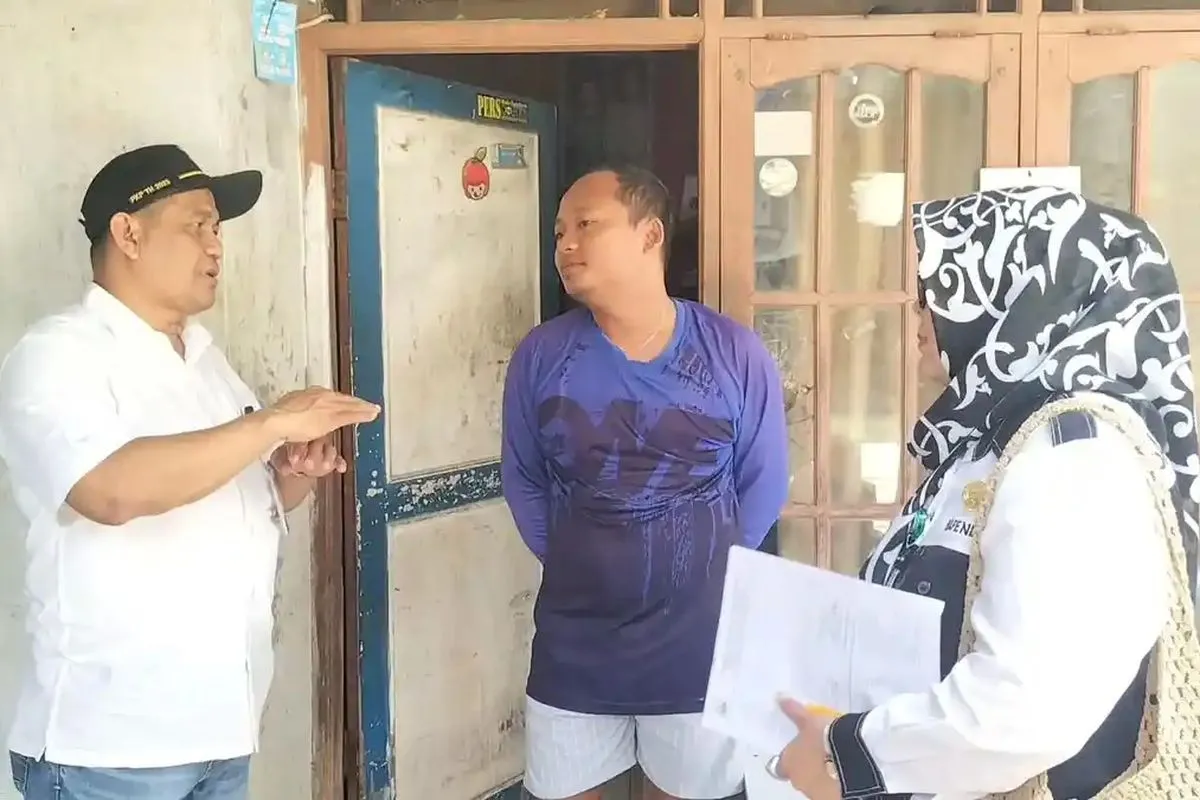 Mekanik bengkel bernama Yudariansyah di Kecamatan Pinang, Kota Tangerang, didatangi petugas Samsat Ciledug, Jumat (23/10/2026)