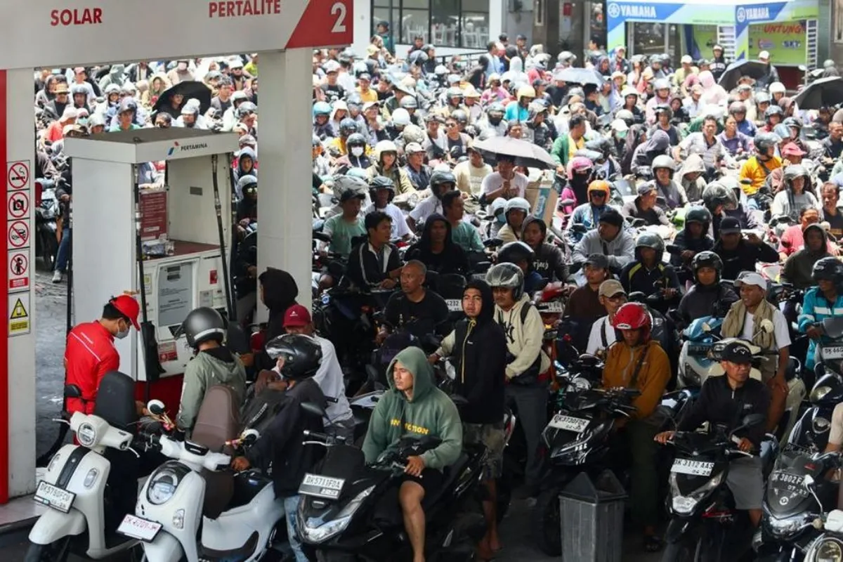 Antrean Pembeli BBM di sebuah SPBU di Bali